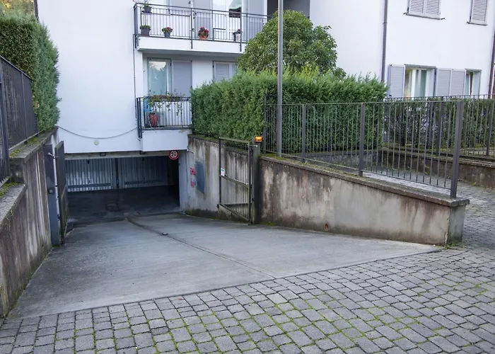 Con Giardino E Parcheggio Privato